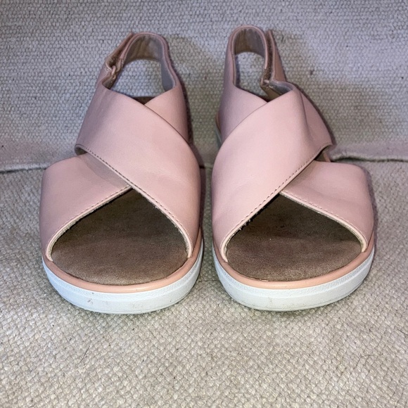 Clarks Women's size 6 1/2 dusty rose Blush Sandals with Velcro at ankle - Picture 9 of 16